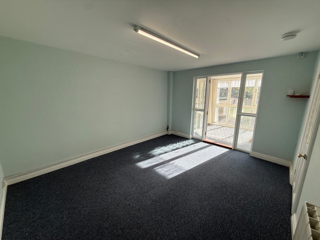 Lot: 6 - INVESTMENT OPPORTUNITY IN TOWN CENTRE LOCATION WITH OFF ROAD PARKING - Carpeted reception area with doors to lobby